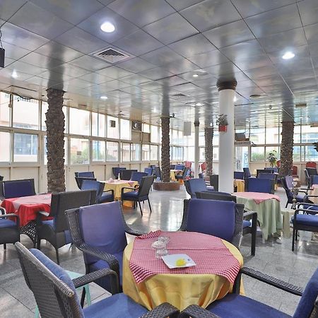 Oyo 366 Waves Hotel Ajman Luaran gambar
