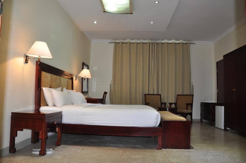 Oyo 366 Waves Hotel Ajman Luaran gambar